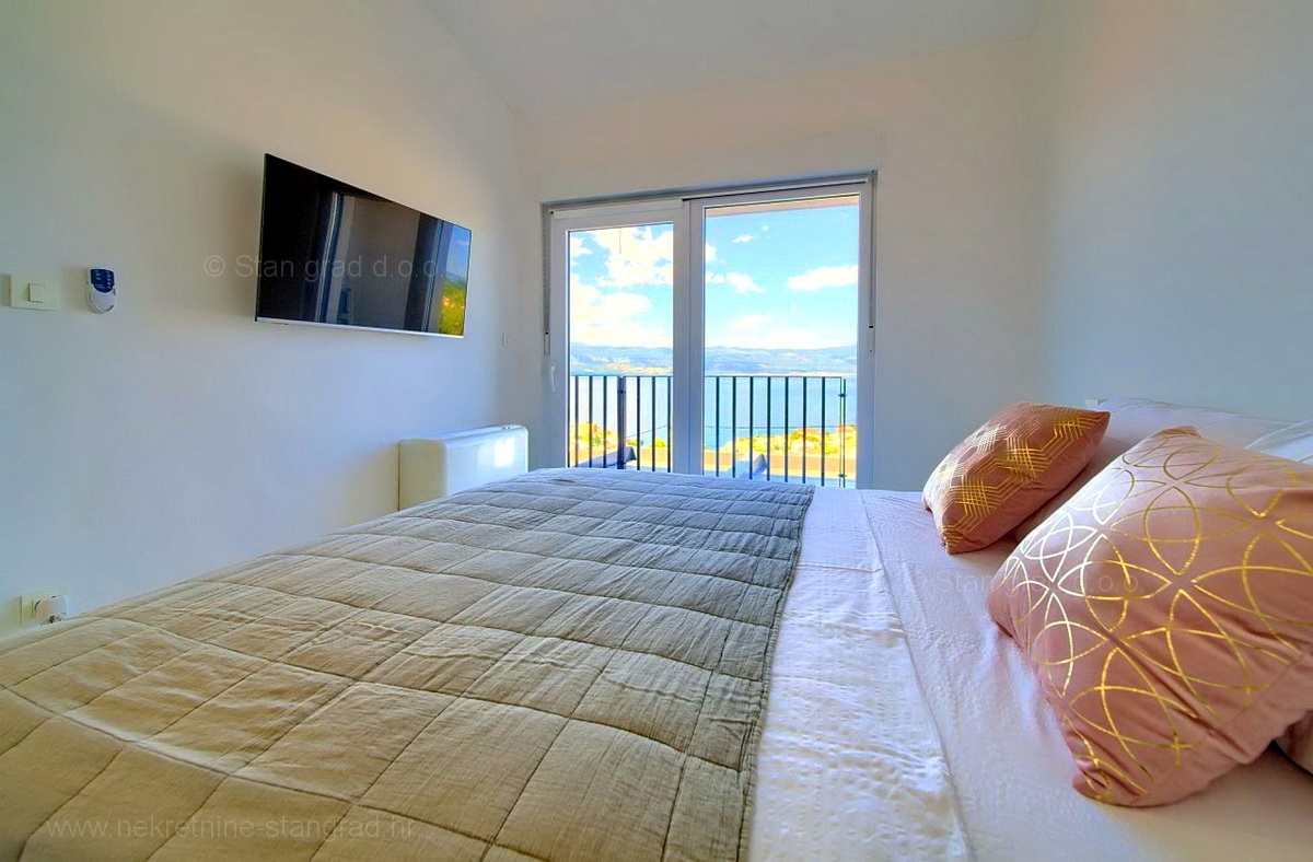 Isola di Krk, Vrbnik, nuova e moderna casa bifamiliare con piscina e vista sul mare aperto!