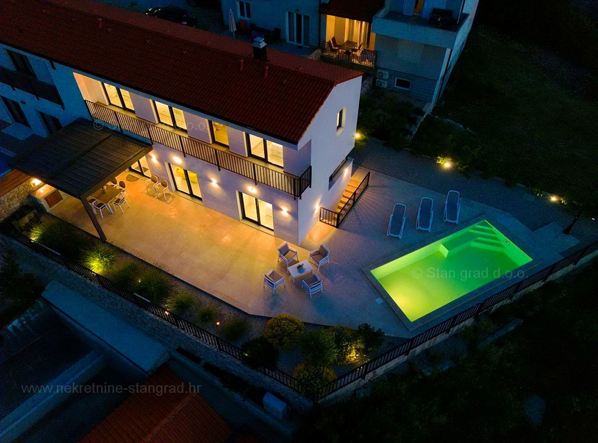 Isola di Krk, Vrbnik, nuova e moderna casa bifamiliare con piscina e vista sul mare aperto!