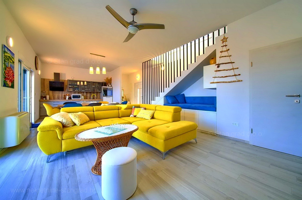 Isola di Krk, Vrbnik, nuova e moderna casa bifamiliare con piscina e vista sul mare aperto!