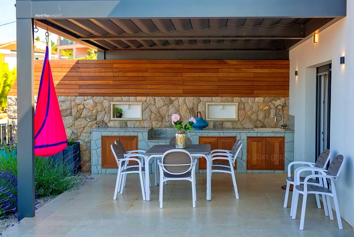 Isola di Krk, Vrbnik, nuova e moderna casa bifamiliare con piscina e vista sul mare aperto!