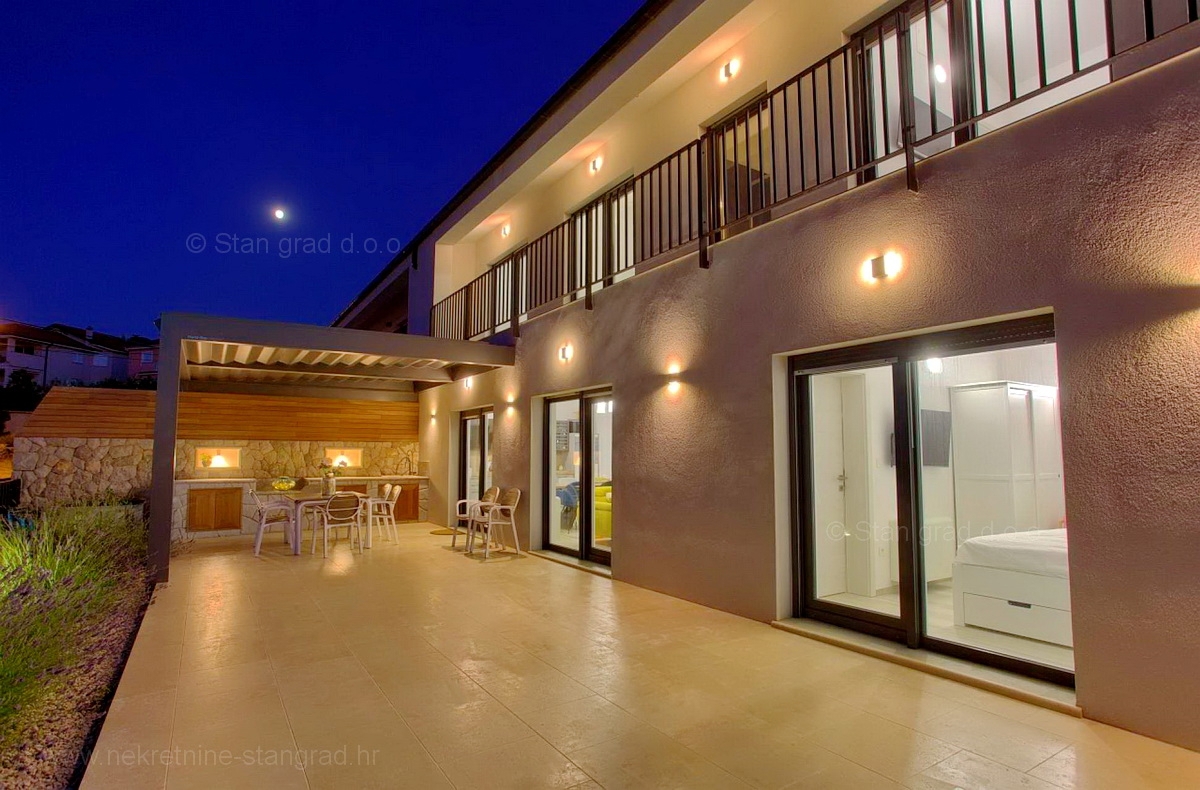 Isola di Krk, Vrbnik, nuova e moderna casa bifamiliare con piscina e vista sul mare aperto!