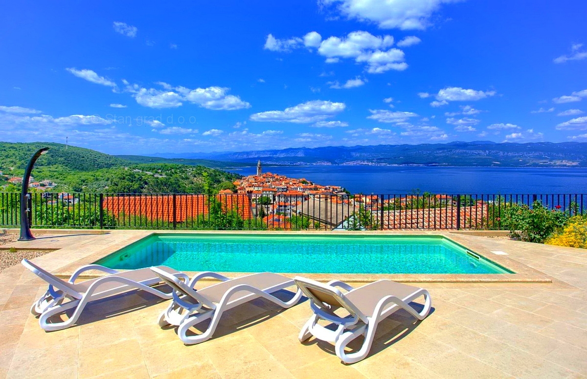 Isola di Krk, Vrbnik, nuova e moderna casa bifamiliare con piscina e vista sul mare aperto!