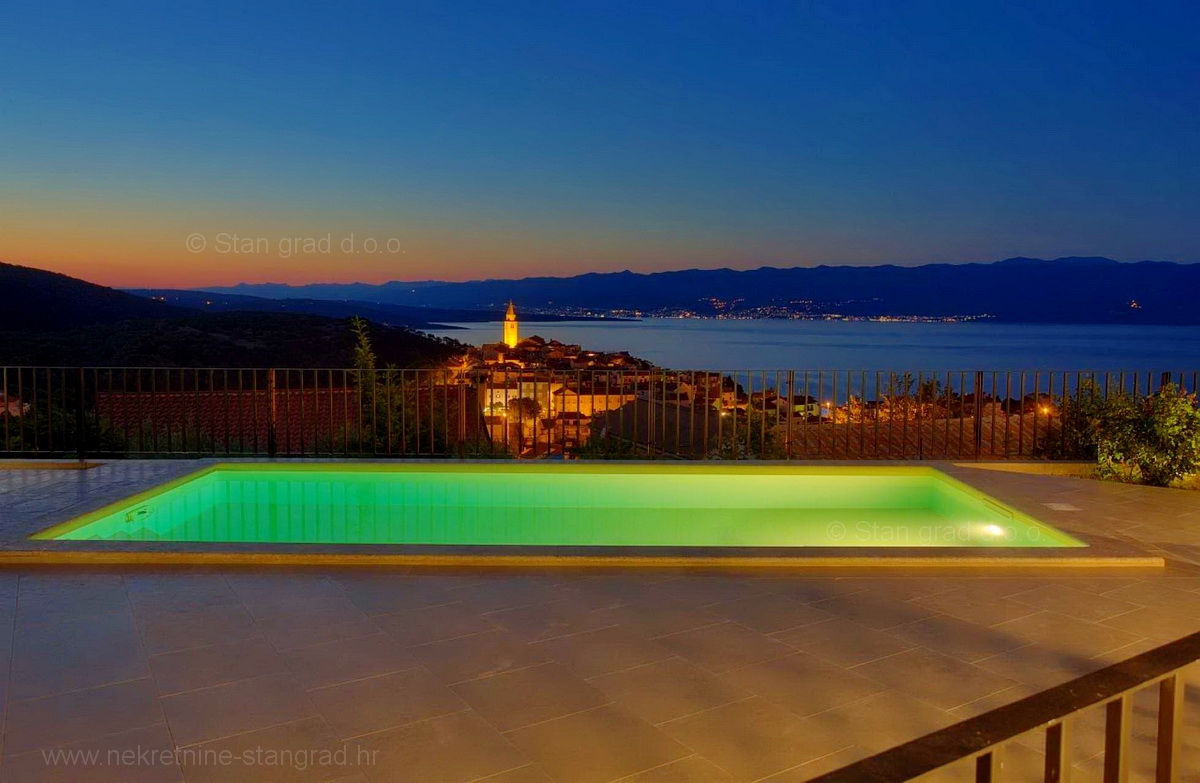 Isola di Krk, Vrbnik, nuova e moderna casa bifamiliare con piscina e vista sul mare aperto!