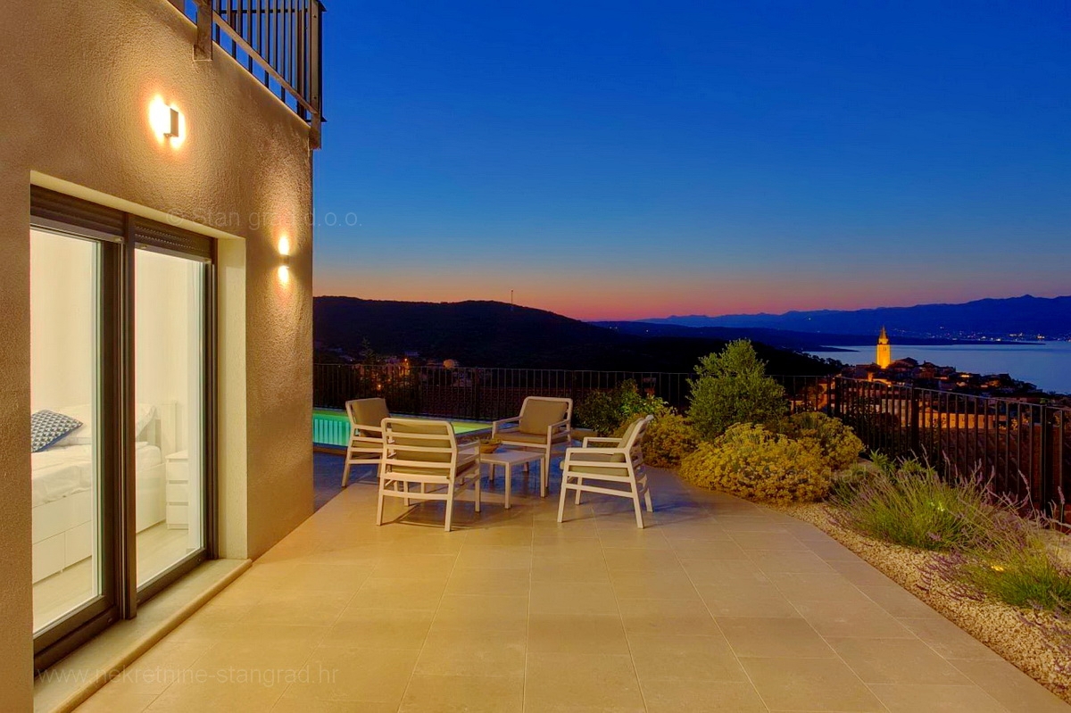 Isola di Krk, Vrbnik, nuova e moderna casa bifamiliare con piscina e vista sul mare aperto!