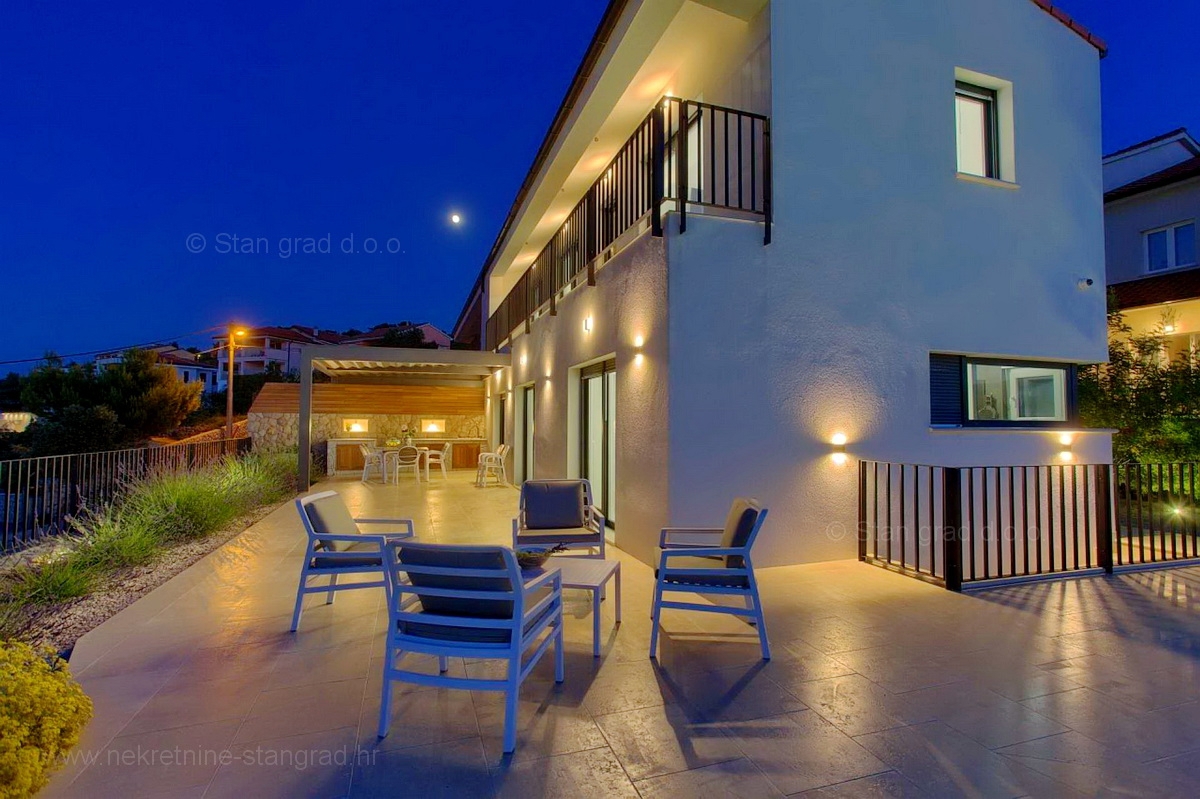 Isola di Krk, Vrbnik, nuova e moderna casa bifamiliare con piscina e vista sul mare aperto!
