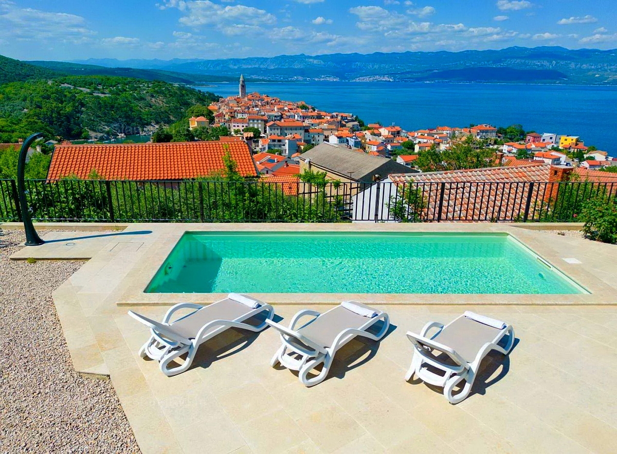 Isola di Krk, Vrbnik, nuova e moderna casa bifamiliare con piscina e vista sul mare aperto!
