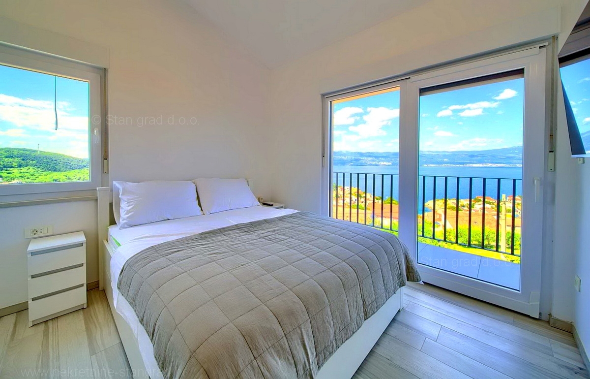 Isola di Krk, Vrbnik, nuova e moderna casa bifamiliare con piscina e vista sul mare aperto!