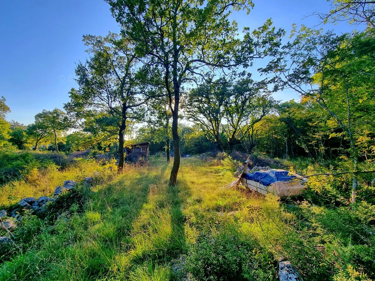 Opportunità! Isola di Krk, baia di Soline, ottimo terreno edificabile in una posizione tranquilla!