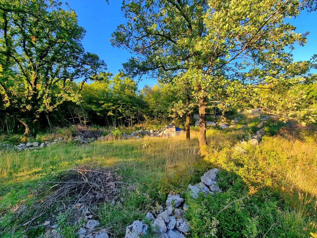 Opportunità! Isola di Krk, baia di Soline, ottimo terreno edificabile in una posizione tranquilla!