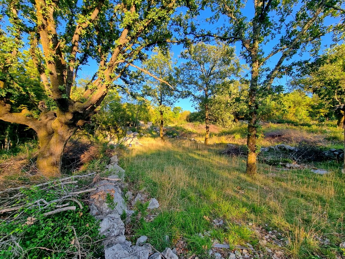 Opportunità! Isola di Krk, baia di Soline, ottimo terreno edificabile in una posizione tranquilla!