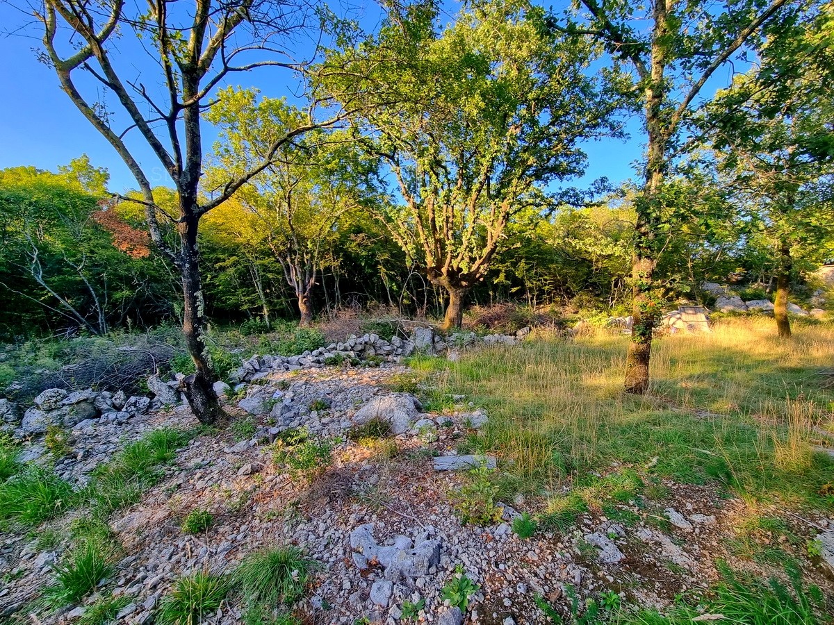 Opportunità! Isola di Krk, baia di Soline, ottimo terreno edificabile in una posizione tranquilla!