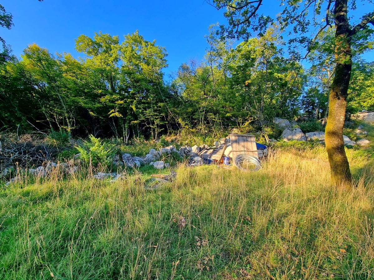 Opportunità! Isola di Krk, baia di Soline, ottimo terreno edificabile in una posizione tranquilla!