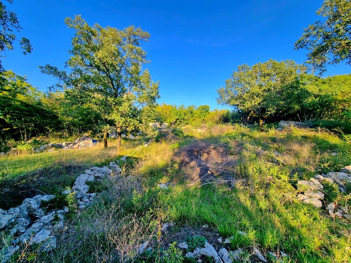 Opportunità! Isola di Krk, baia di Soline, ottimo terreno edificabile in una posizione tranquilla!