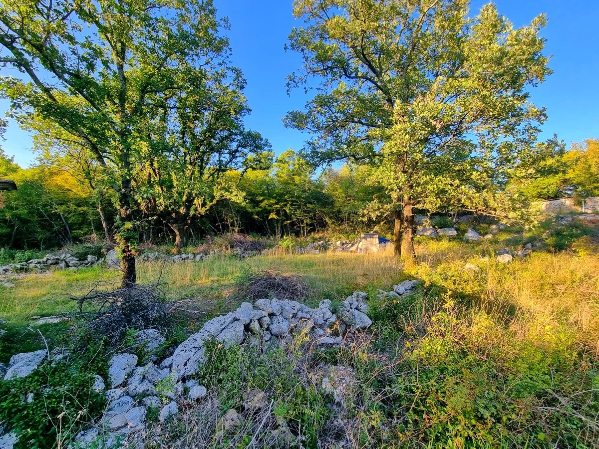 Opportunità! Isola di Krk, baia di Soline, ottimo terreno edificabile in una posizione tranquilla!