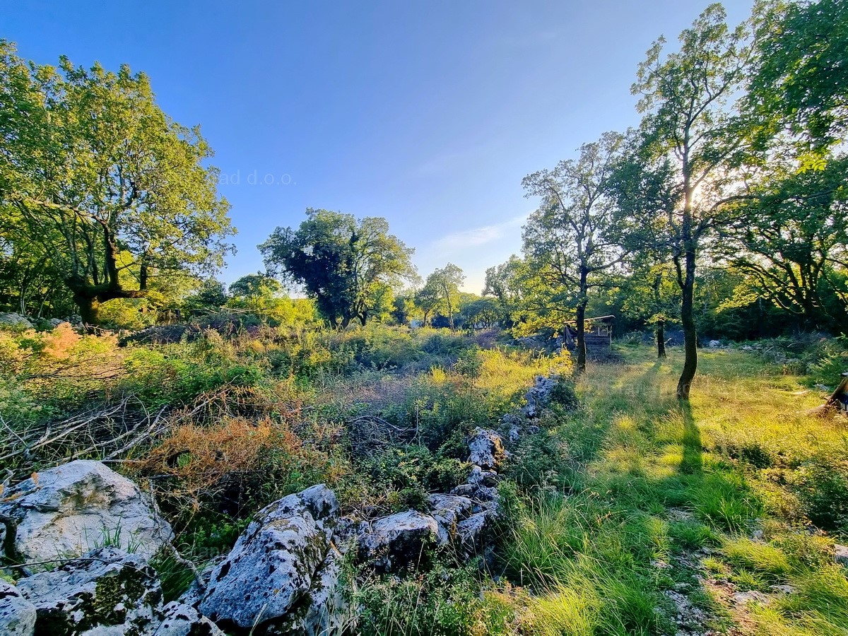 Opportunità! Isola di Krk, baia di Soline, ottimo terreno edificabile in una posizione tranquilla!