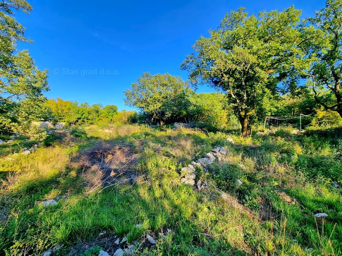 Opportunità! Isola di Krk, baia di Soline, ottimo terreno edificabile in una posizione tranquilla!