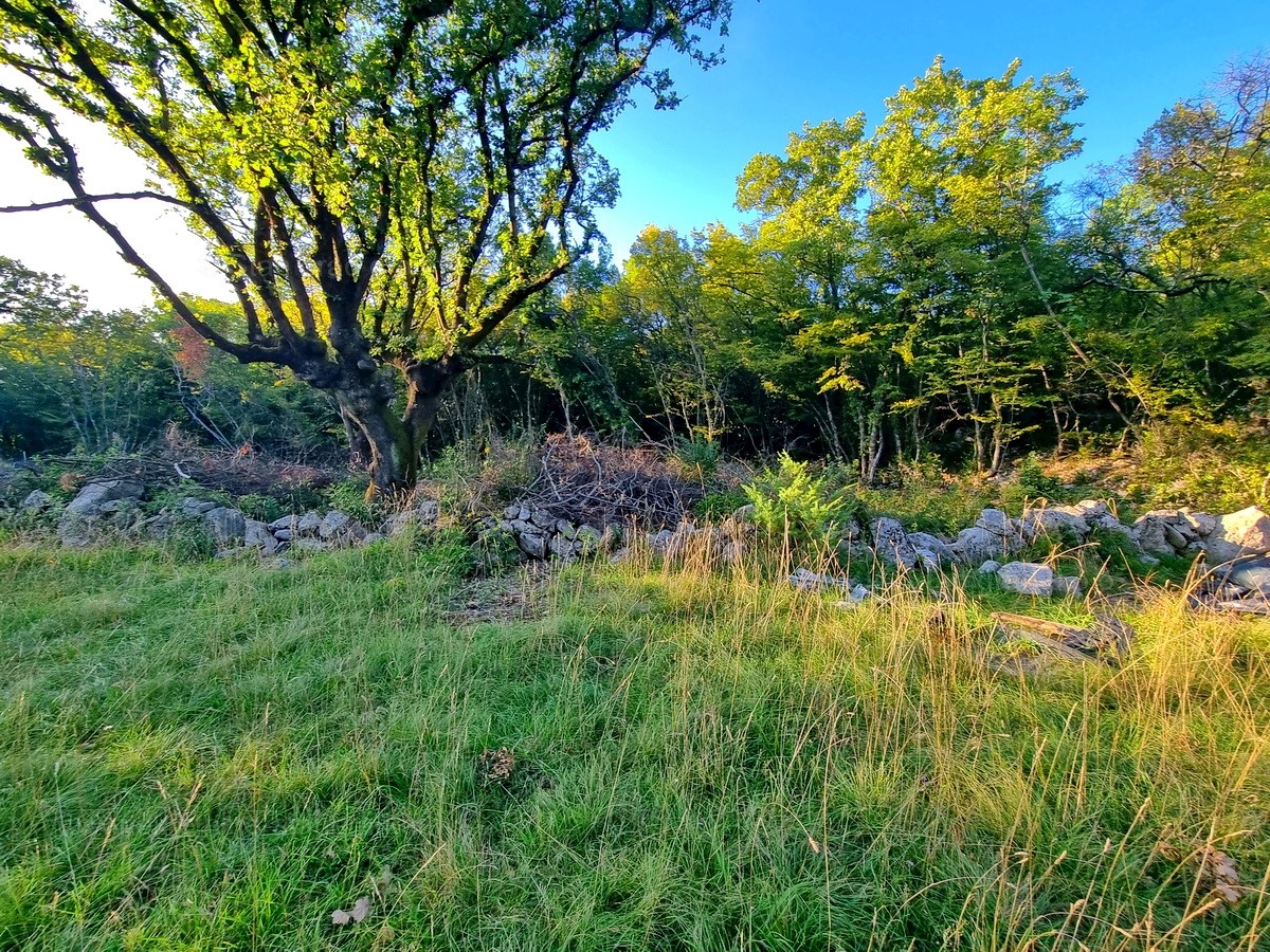 Opportunità! Isola di Krk, baia di Soline, ottimo terreno edificabile in una posizione tranquilla!