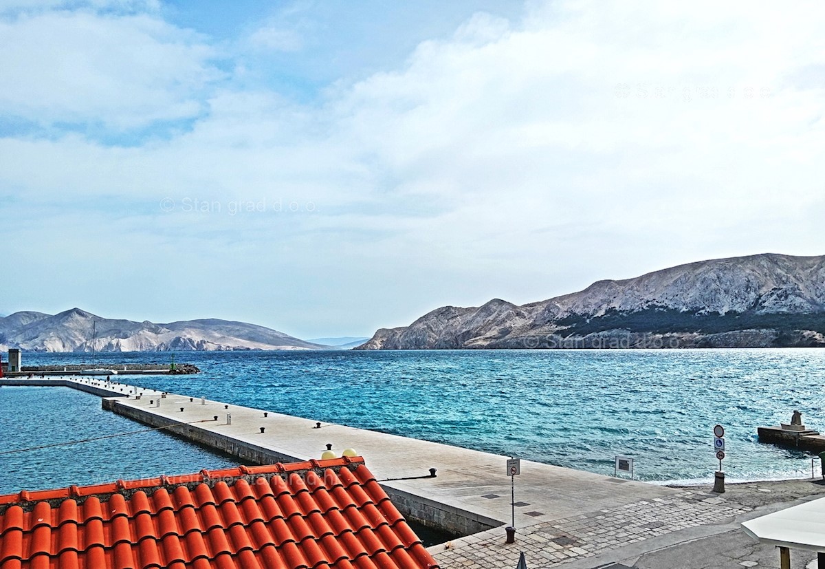 Baška, appartamento su due piani, seconda fila al mare!