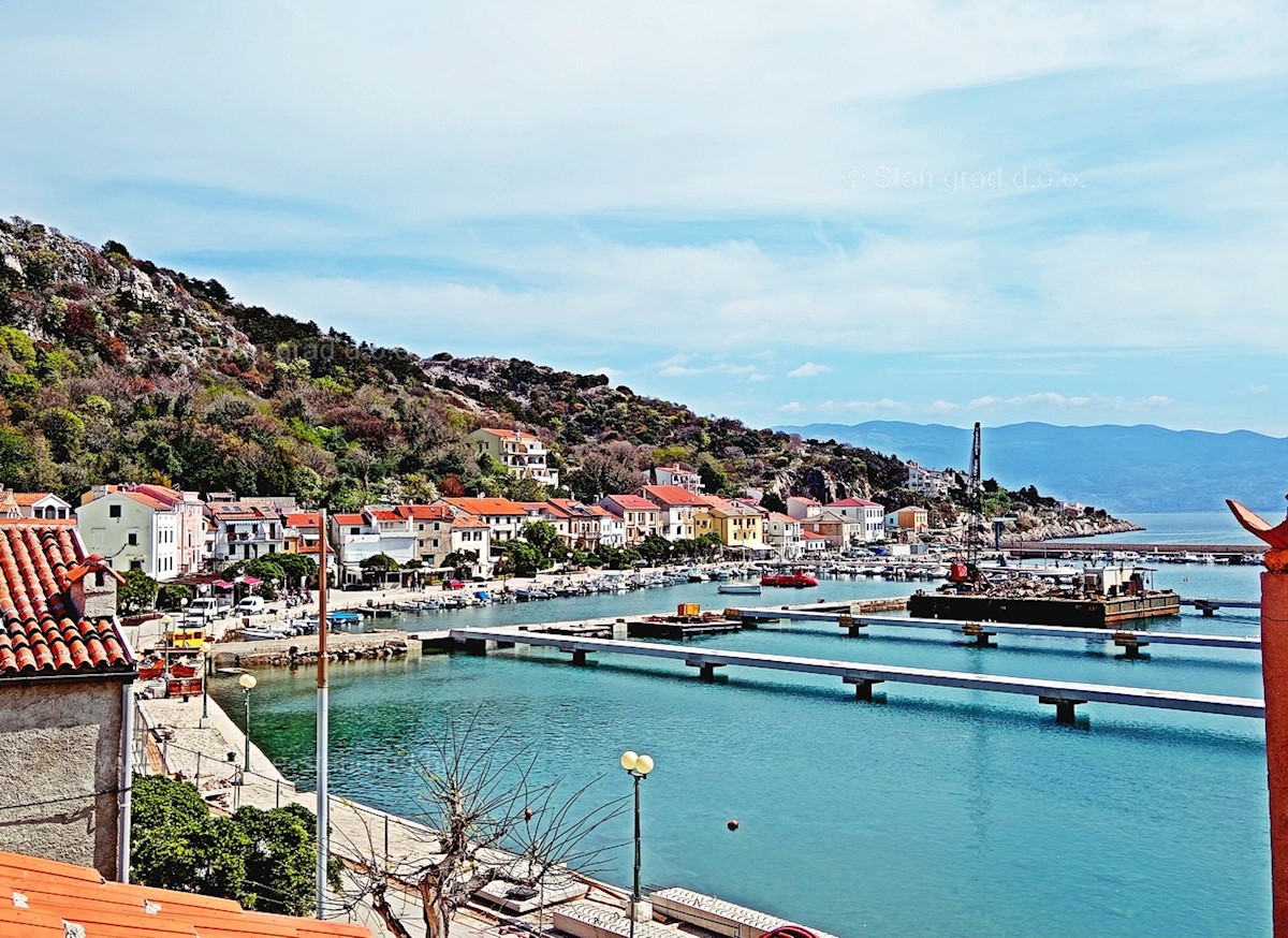 Baška, appartamento su due piani, seconda fila al mare!