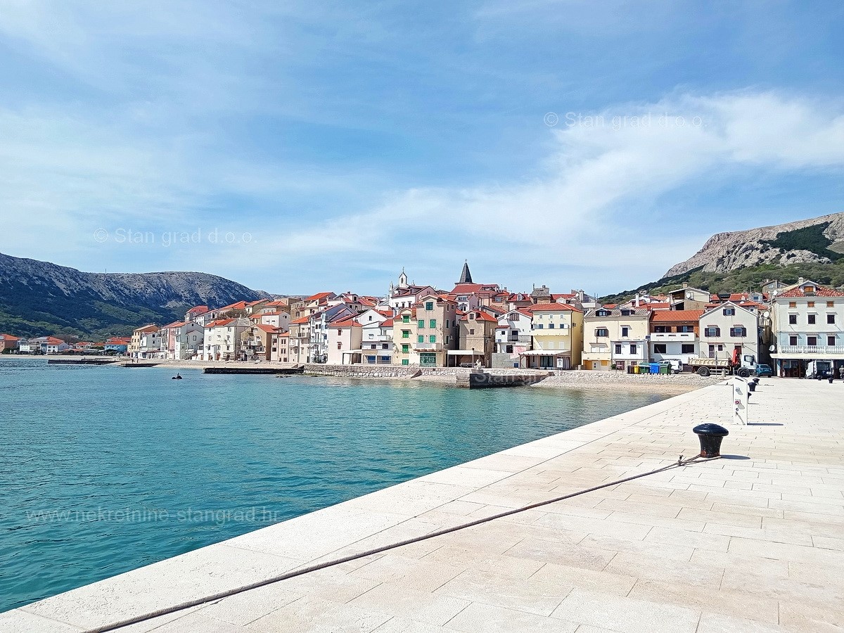 Baška, appartamento su due piani, seconda fila al mare!