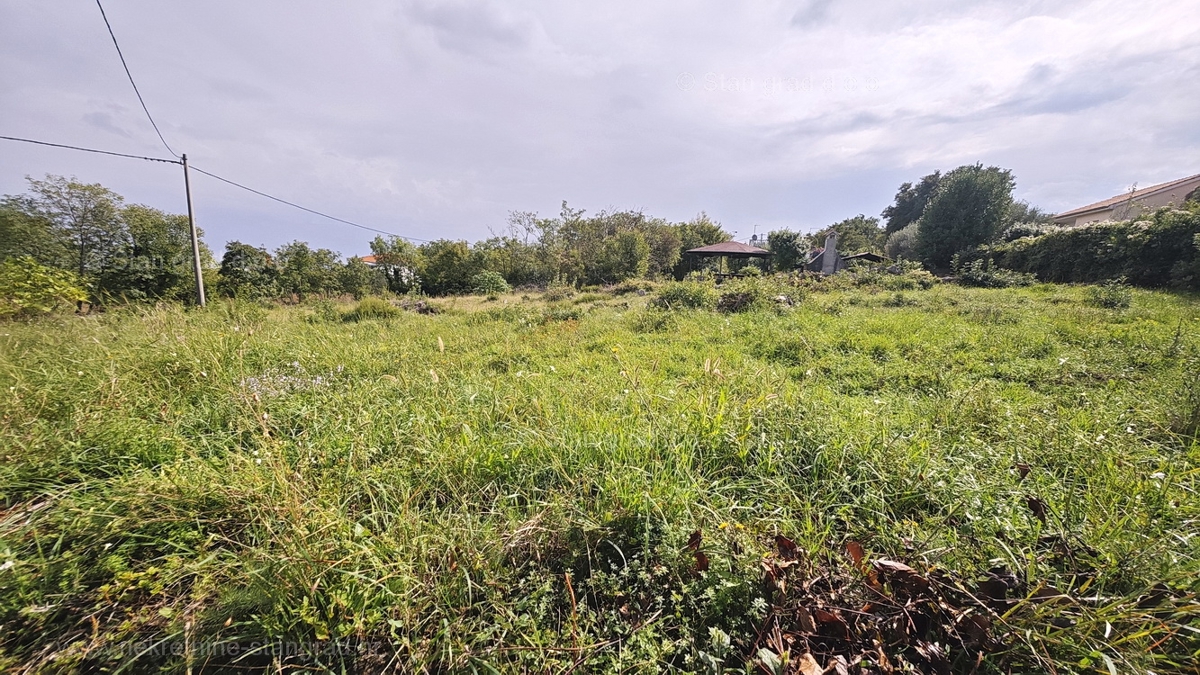 Zona Vrbnik, terreno edificabile con permesso di costruzione!