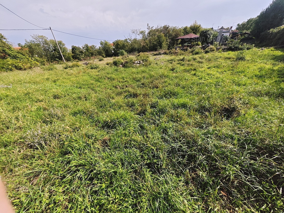 Zona Vrbnik, terreno edificabile con permesso di costruzione!
