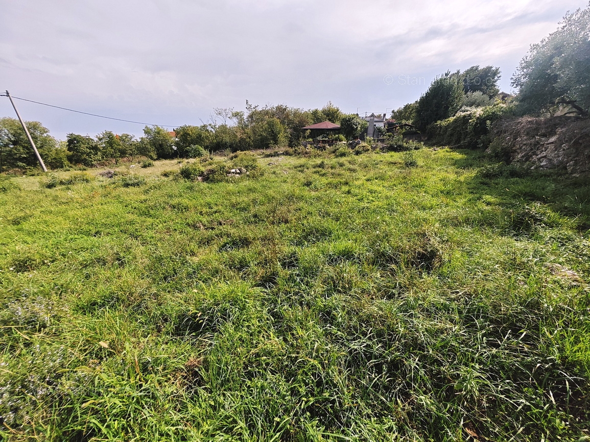 Zona Vrbnik, terreno edificabile con permesso di costruzione!