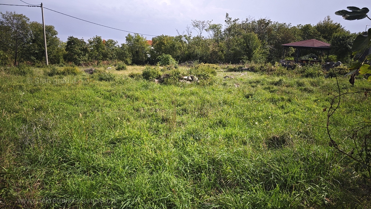 Zona Vrbnik, terreno edificabile con permesso di costruzione!