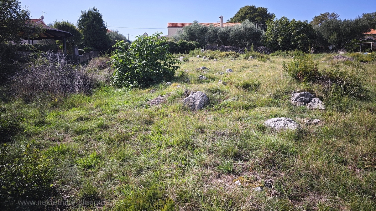 Zona Vrbnik, terreno edificabile con permesso di costruzione!