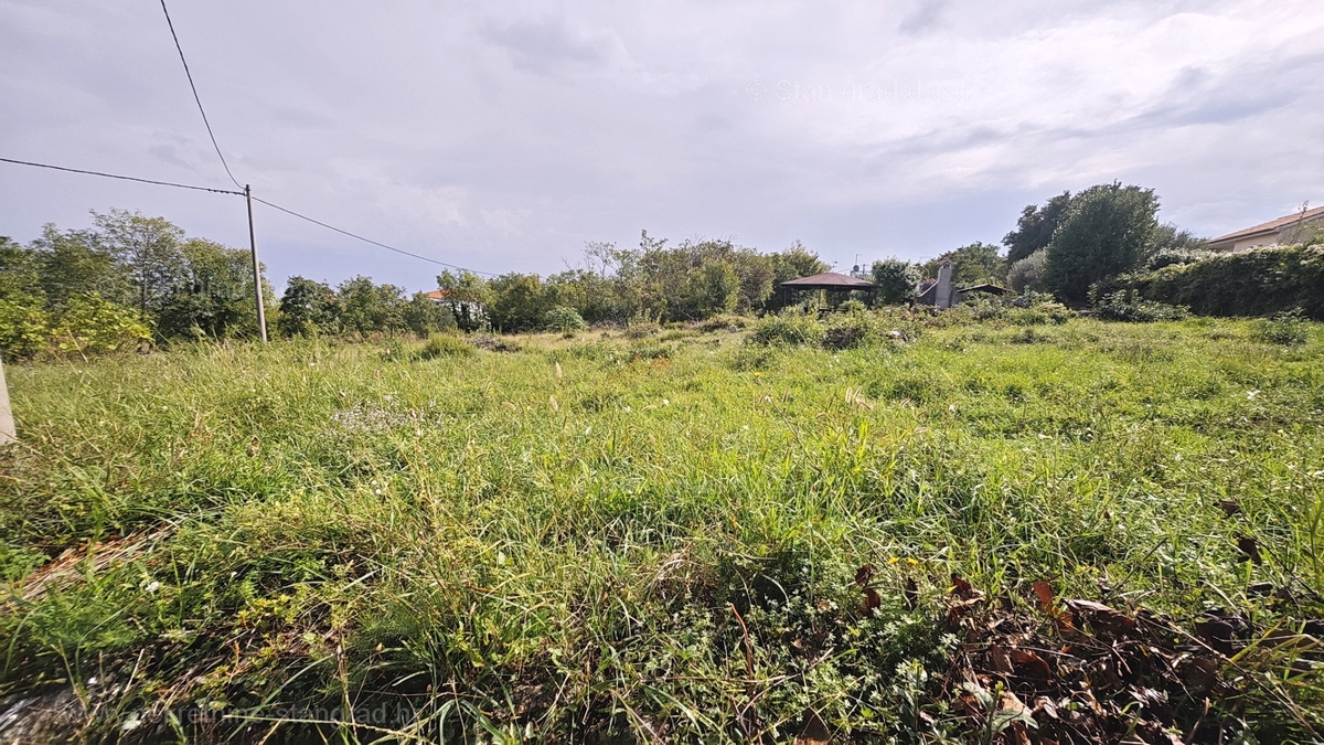 Zona Vrbnik, terreno edificabile con permesso di costruzione!
