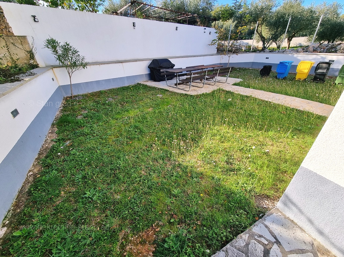 Zona di Krk, appartamento arredato con ampia terrazza!