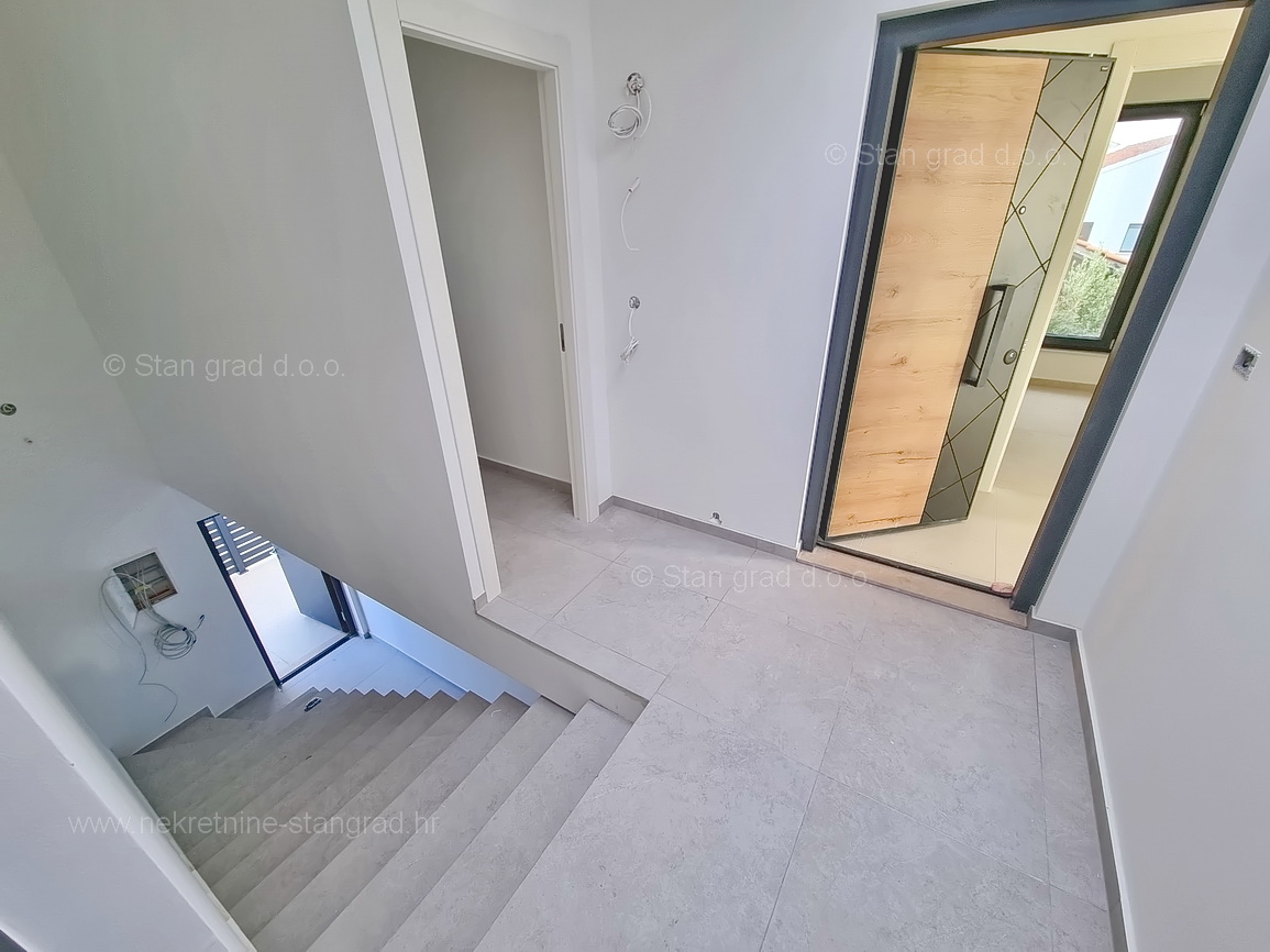 Omišalj, appartamento in una nuova costruzione vicino al mare con vista aperta!