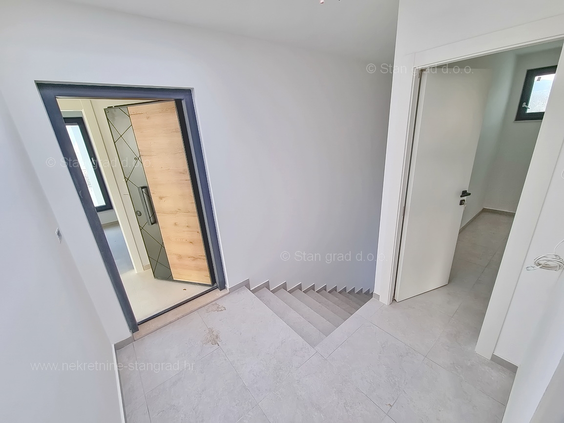 Omišalj, appartamento in una nuova costruzione vicino al mare con vista aperta!