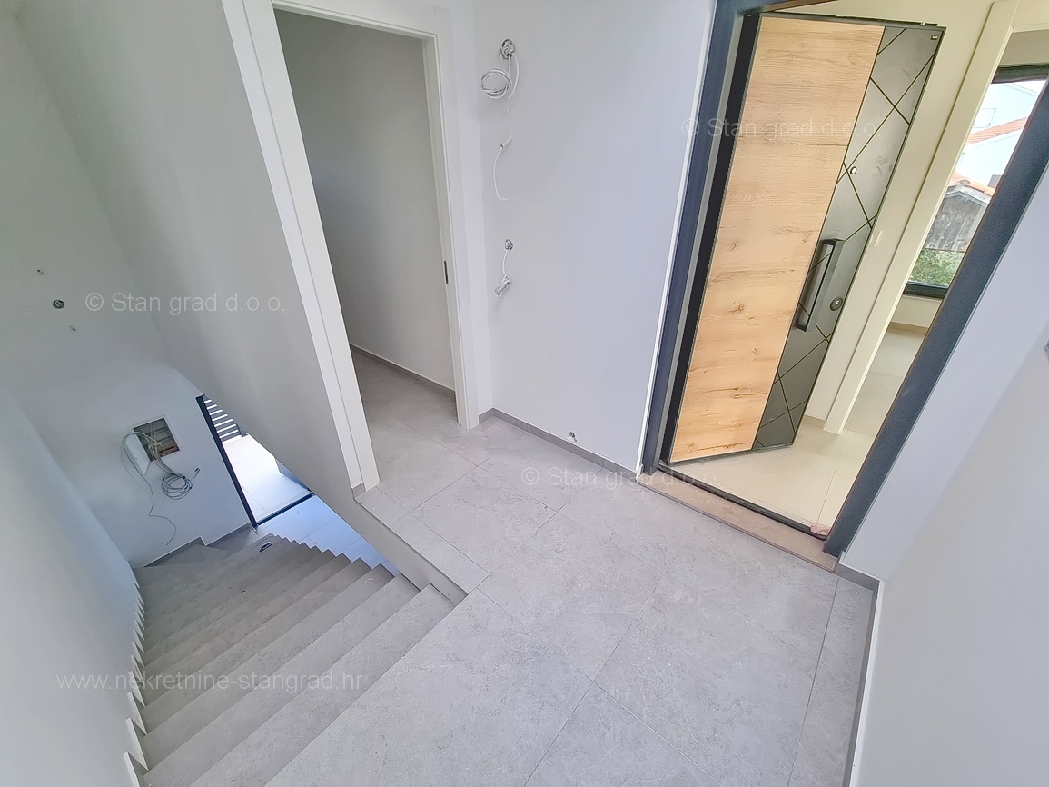 Omišalj, appartamento in una nuova costruzione vicino al mare con vista aperta!