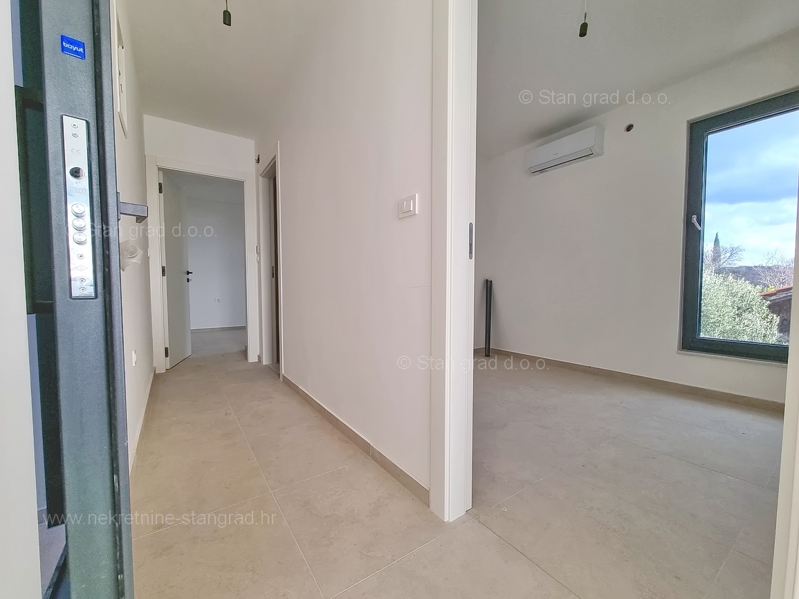 Omišalj, appartamento in una nuova costruzione vicino al mare con vista aperta!