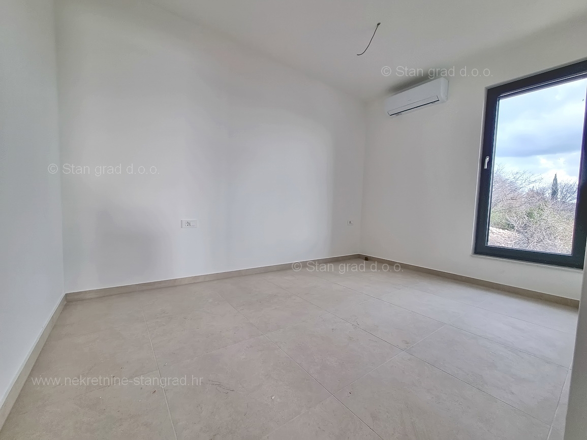 Omišalj, appartamento in una nuova costruzione vicino al mare con vista aperta!