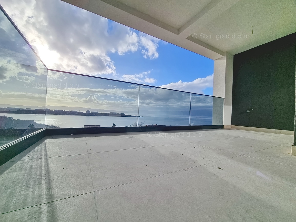 Omišalj, appartamento in una nuova costruzione vicino al mare con vista aperta!