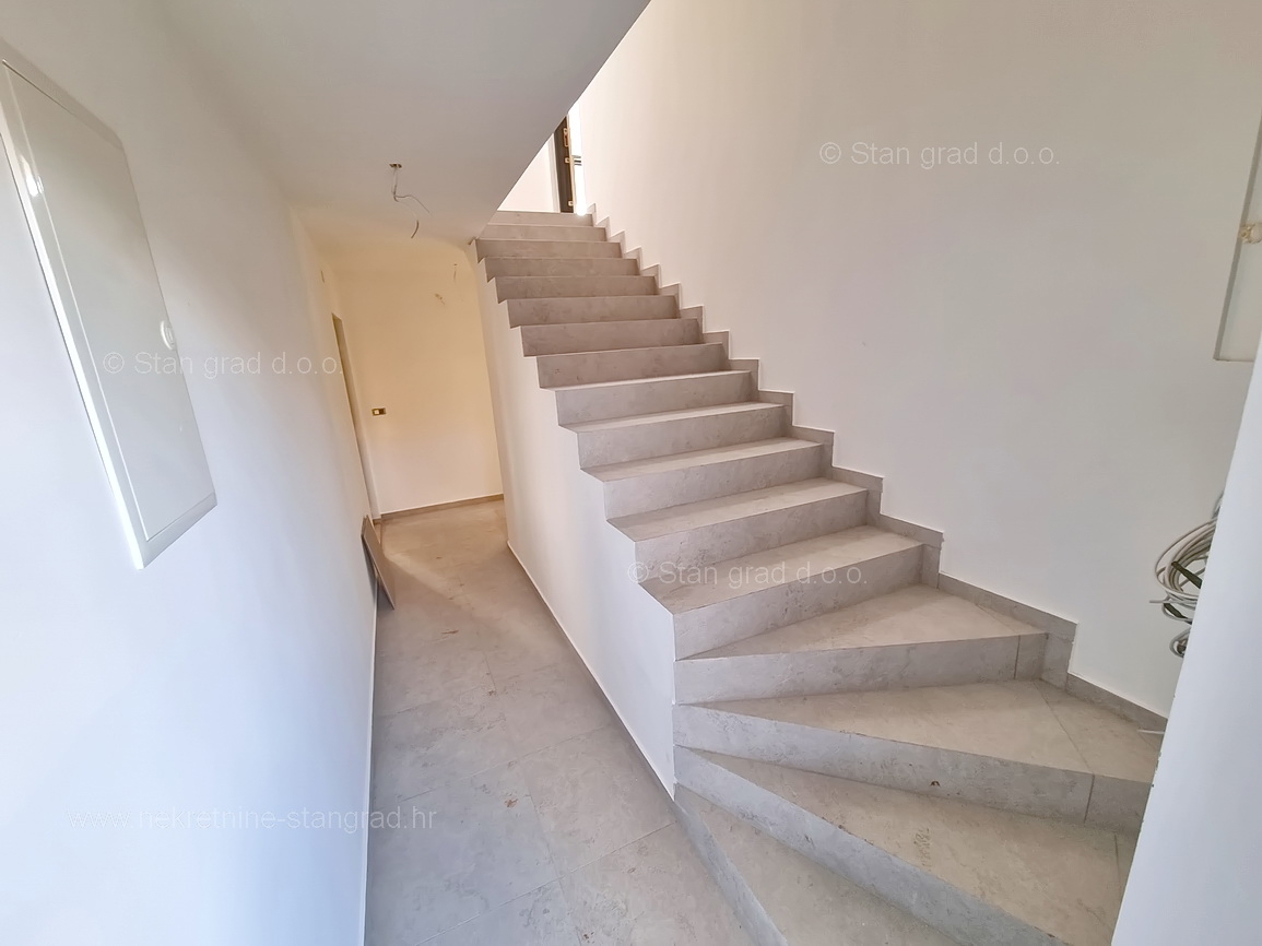 Omišalj, appartamento in una nuova costruzione vicino al mare con vista aperta!