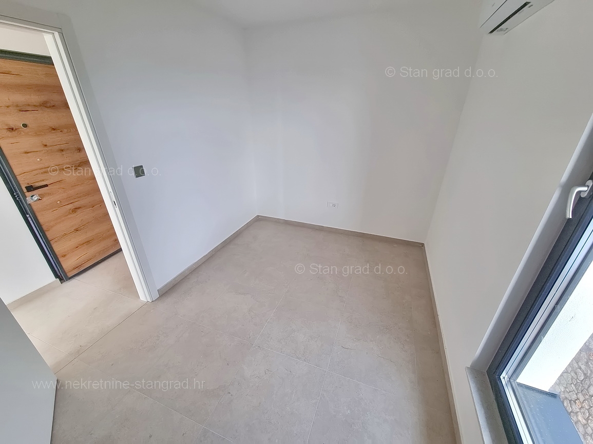 Omišalj, appartamento in una nuova costruzione vicino al mare con vista aperta!