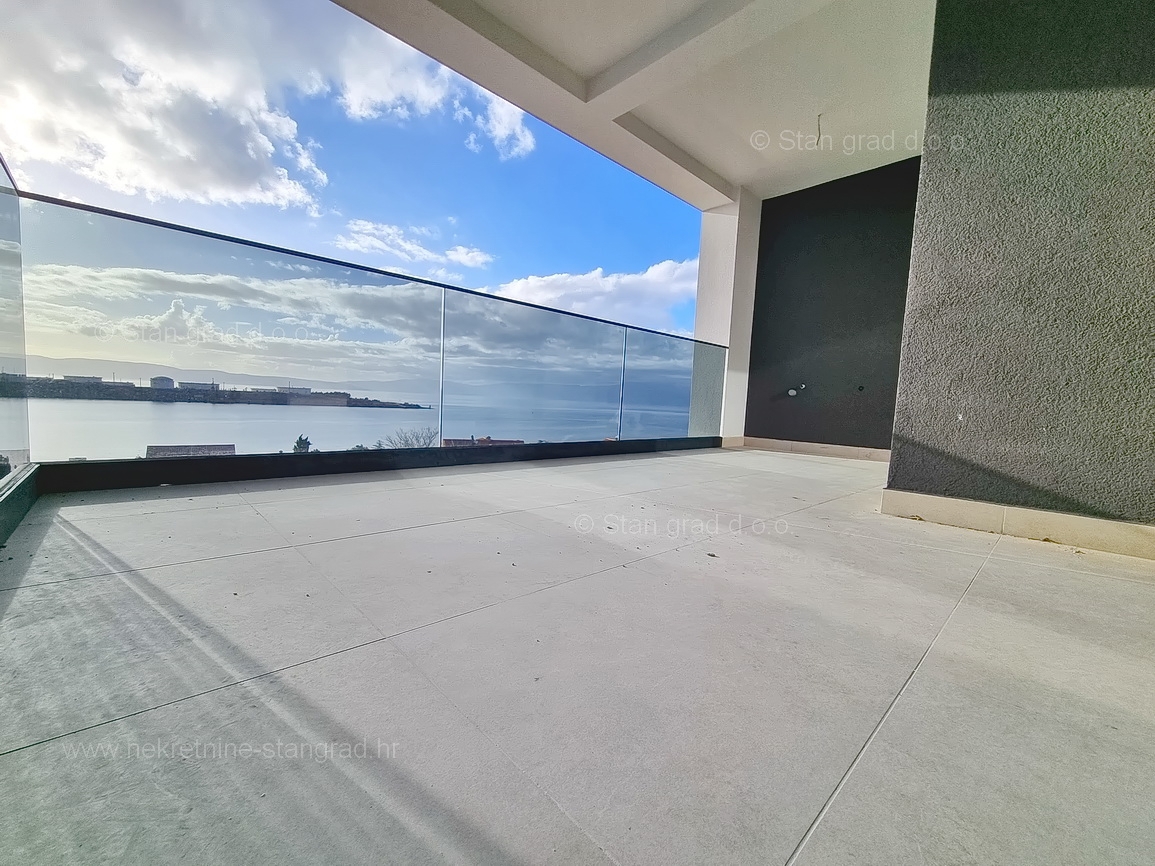Omišalj, appartamento in una nuova costruzione vicino al mare con vista aperta!