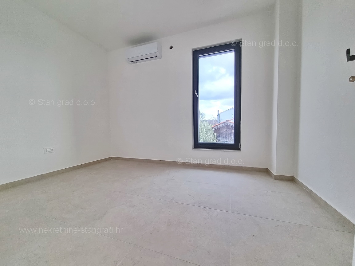 Omišalj, appartamento in una nuova costruzione vicino al mare con vista aperta!