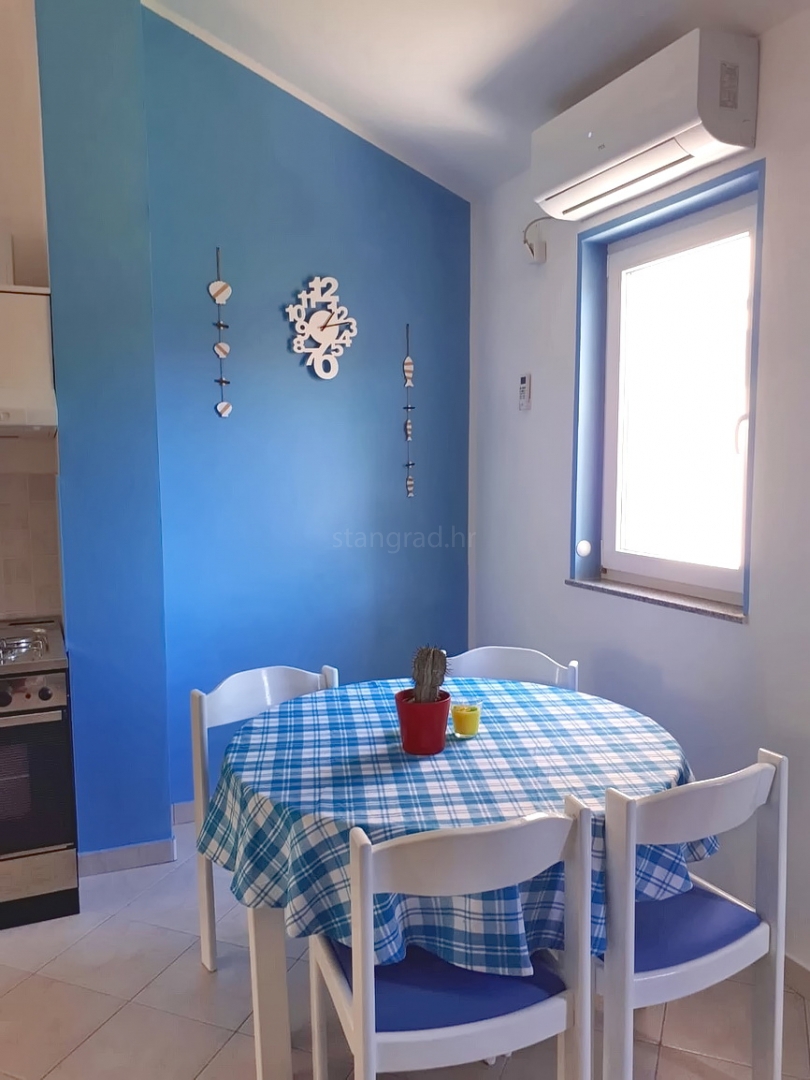 Šilo, appartamento con una camera da letto completamente arredato al 1° piano!