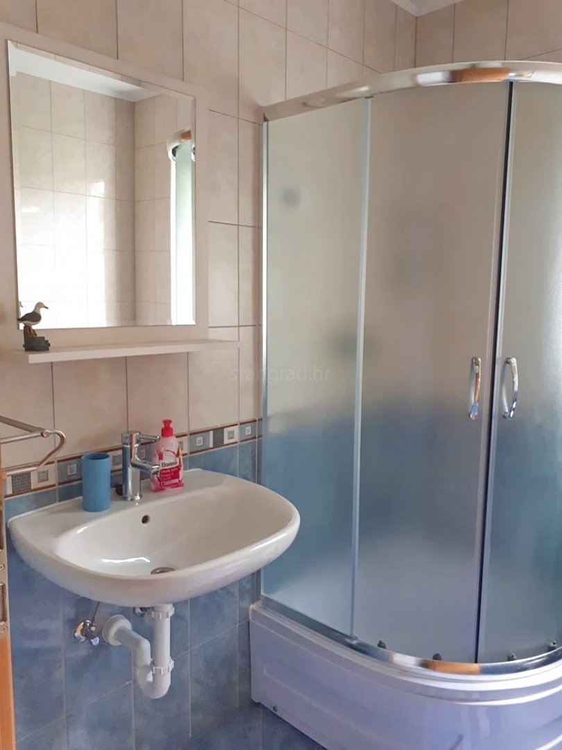 Šilo, appartamento con una camera da letto completamente arredato al 1° piano!