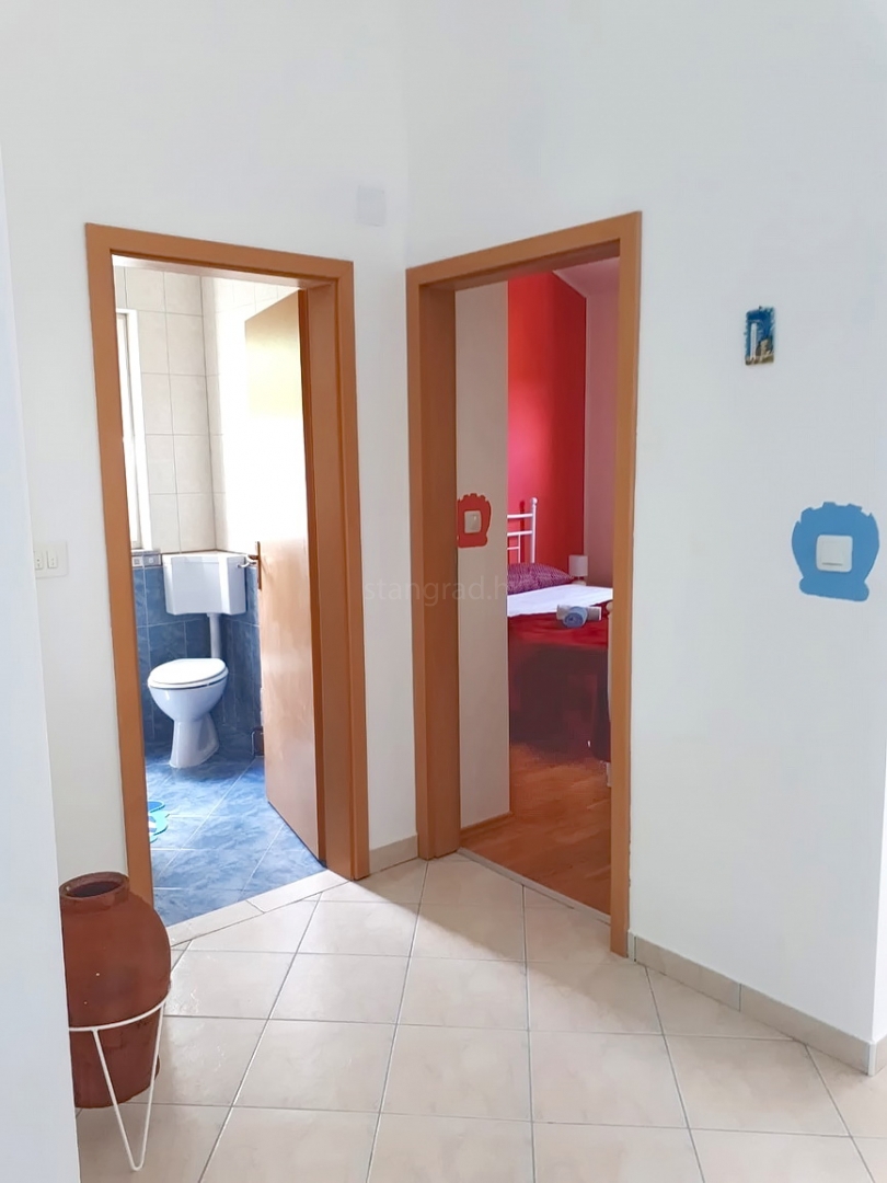 Šilo, appartamento con una camera da letto completamente arredato al 1° piano!