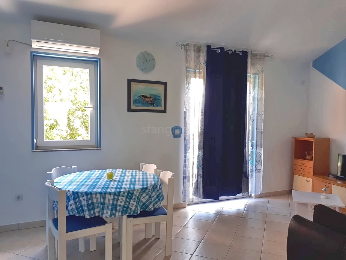 Šilo, appartamento con una camera da letto completamente arredato al 1° piano!