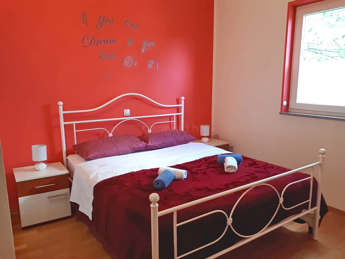 Šilo, appartamento con una camera da letto completamente arredato al 1° piano!