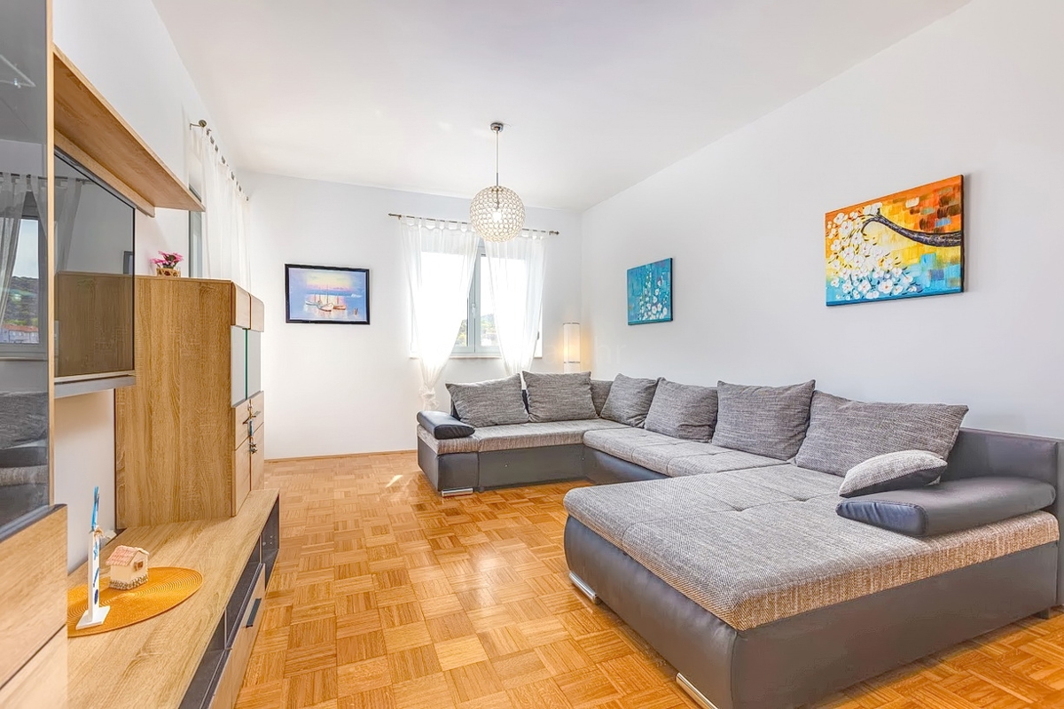 Vrbnik, spazioso appartamento con tre camere da letto e vista mare!