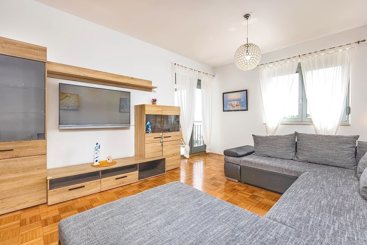 Vrbnik, spazioso appartamento con tre camere da letto e vista mare!