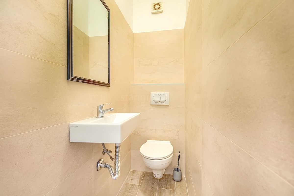 Vrbnik, spazioso appartamento con tre camere da letto e vista mare!