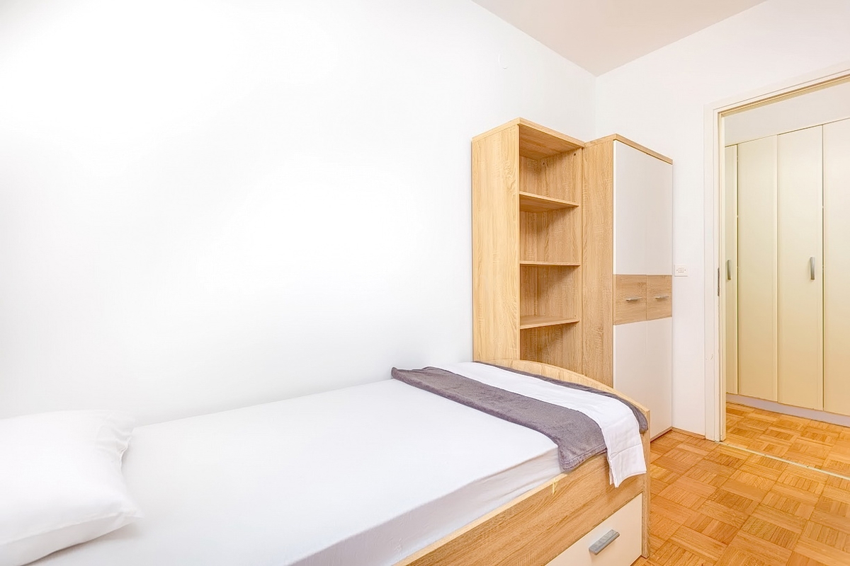 Vrbnik, spazioso appartamento con tre camere da letto e vista mare!